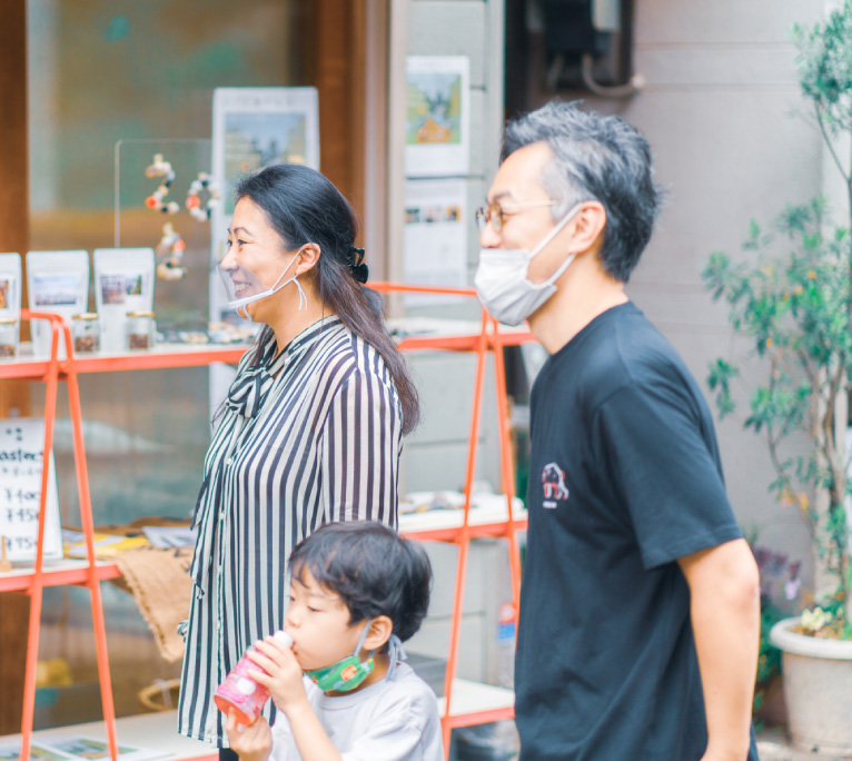 笑顔で見守る様子